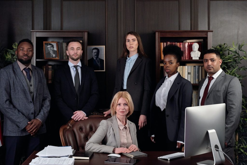 Foto de advogados buscando modernizar seu escritorio de advocacia