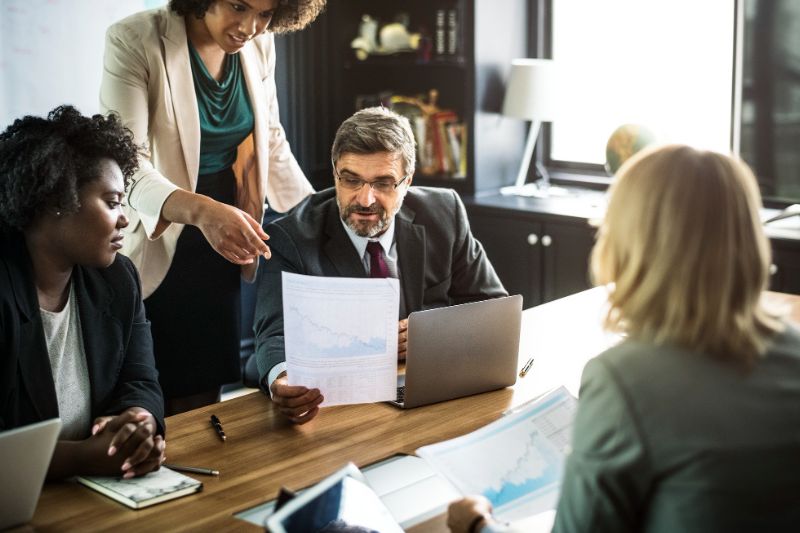 Advogados conversando em uma sala de reunião.