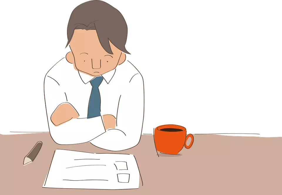 Ilustração de homem sentado com braços cruzados observando uma folha de papel na mesa, ao lado de uma caneta e xícara de café.