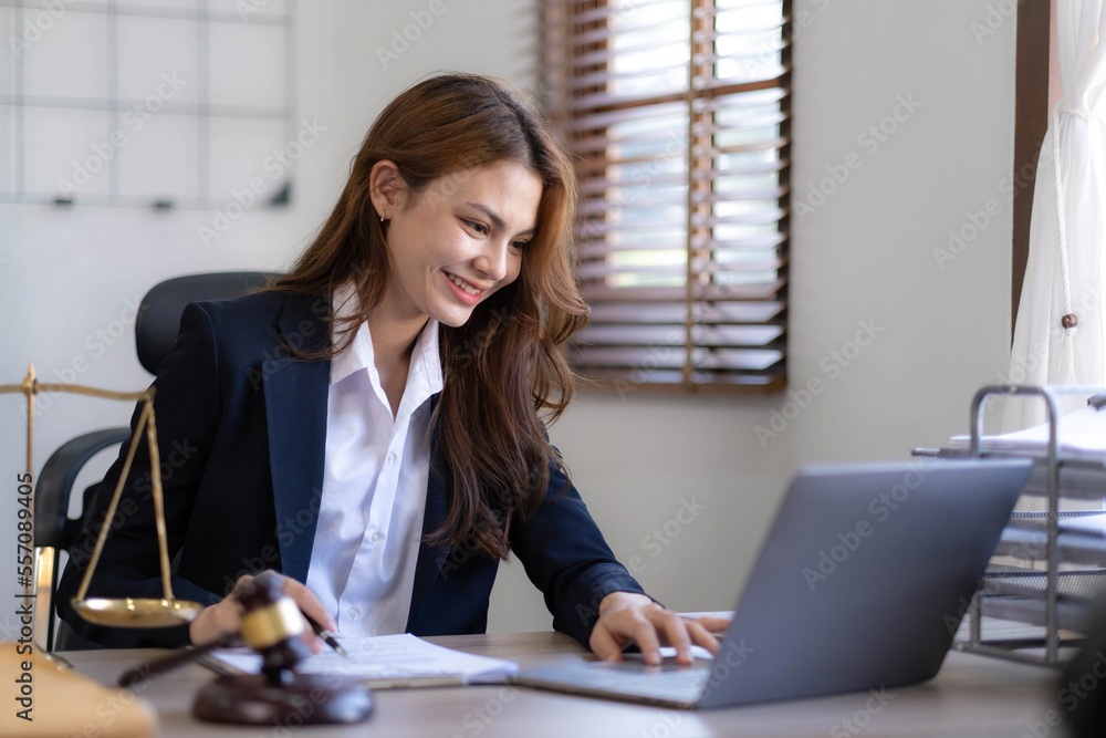 Advogada sorridente olhando para notebook