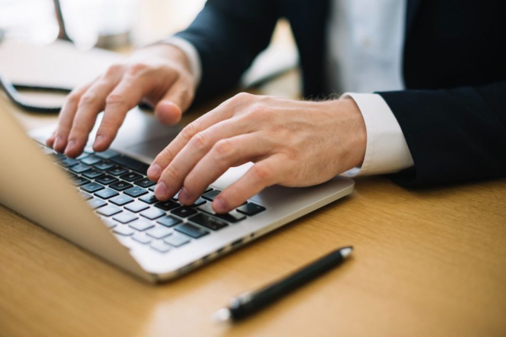 Advogado mexendo no computador, representando um sistema para escritório de advocacia.