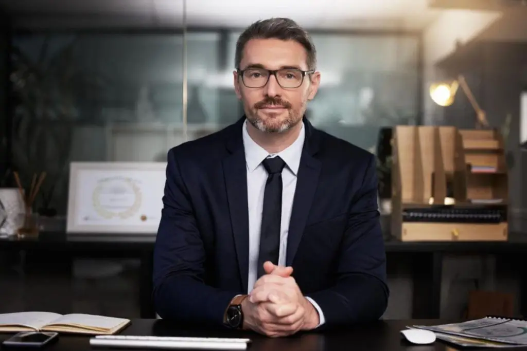 Advogado sentado em um escritório de advocacia, representando quanto ganha um advogado.