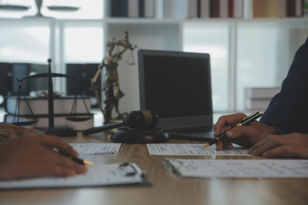 Reunião entre advogados em um escritório, representando como abrir um escritório de advocacia.