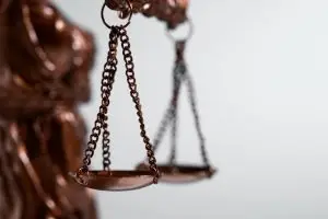 Balança da justiça em metal, representando as áreas do Direito.